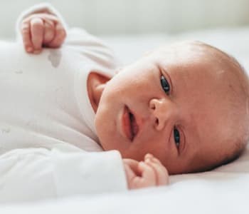 Bébé a un strabisme
