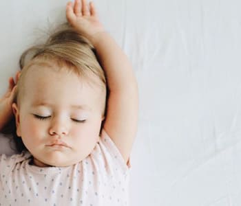 Aider bébé à dormir quand il fait chaud