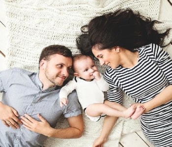 Jouer avec bébé : stimulation et surstimulation