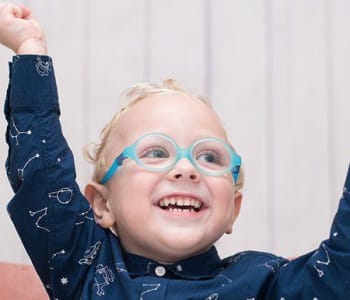 Bébé doit porter des lunettes