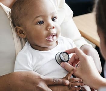 Tout savoir sur les consultations médicales obligatoires de bébé