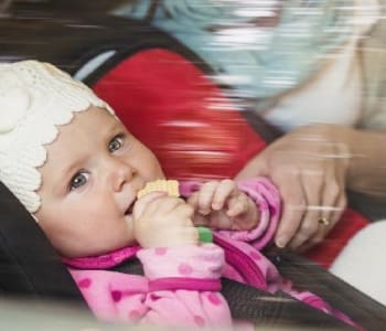 Bébé a le mal des transports : les remèdes !