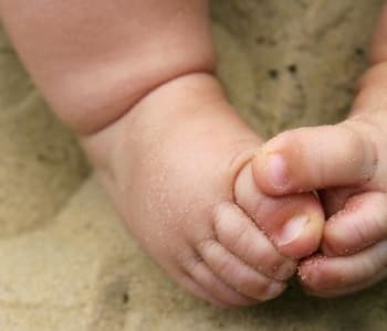 La première fois de bébé à la plage