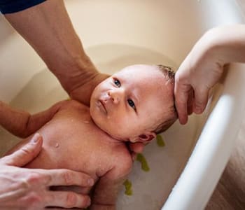 bébé dans sa baignoire pour le bain en toute sécurité