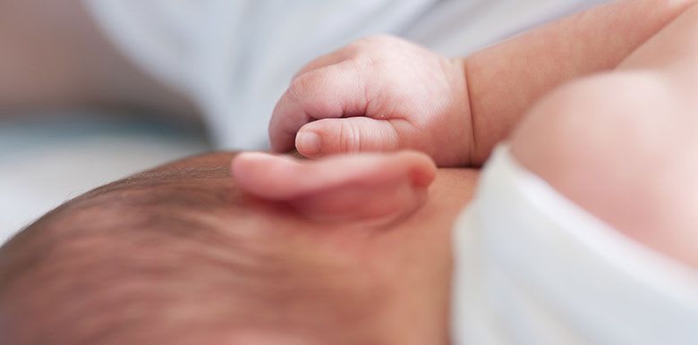 1920_bebe-touche-oreille