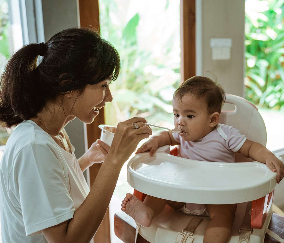 bébé en train de manger avec sa maman, dans une chaise haute évolutive