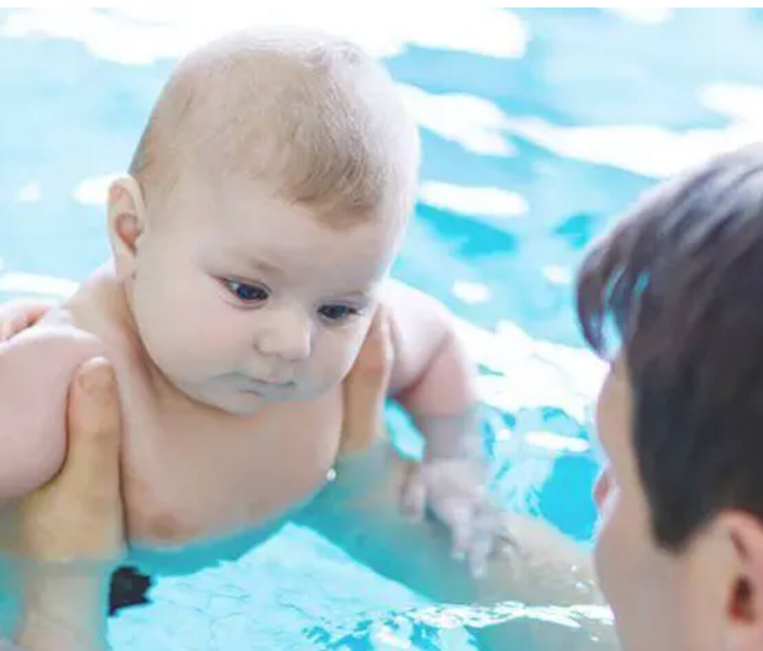 emmener_bebe_a_la_piscine.jpg