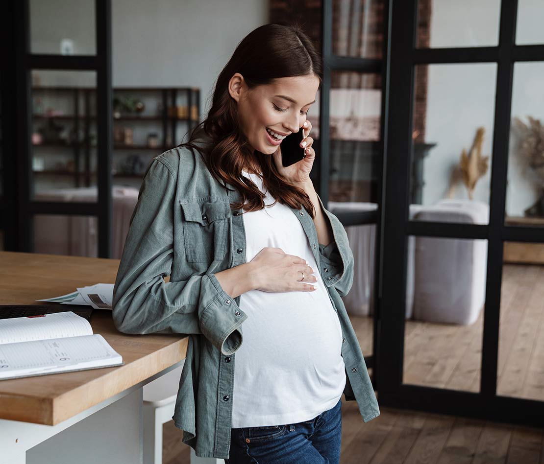femme enceinte au téléphone avec son agenda