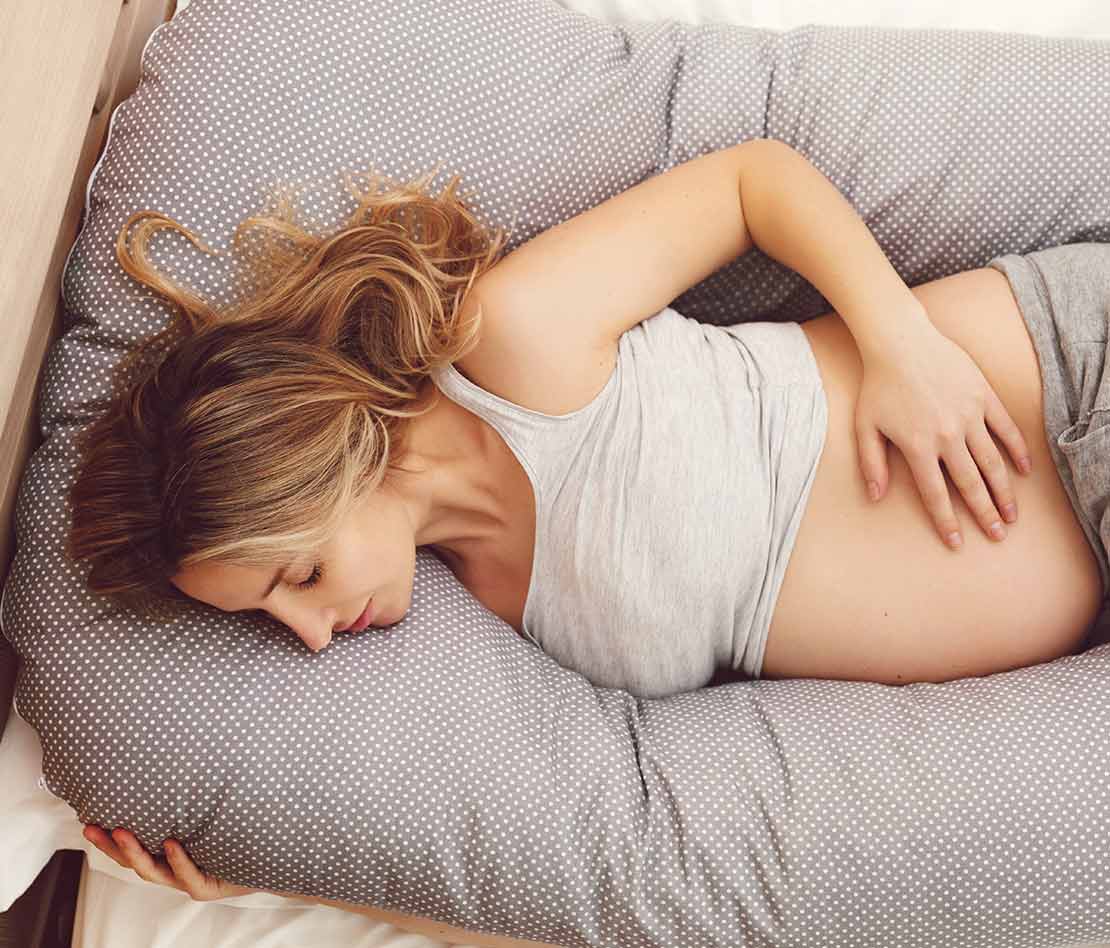 femme enceinte avec coussin d'allaitement