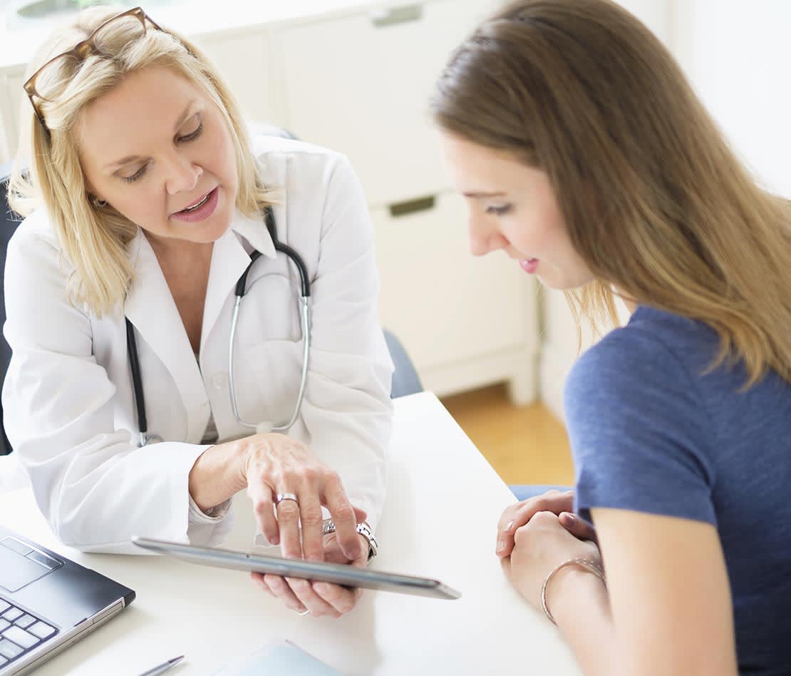 femme en rendez-vous médical avec un médecin