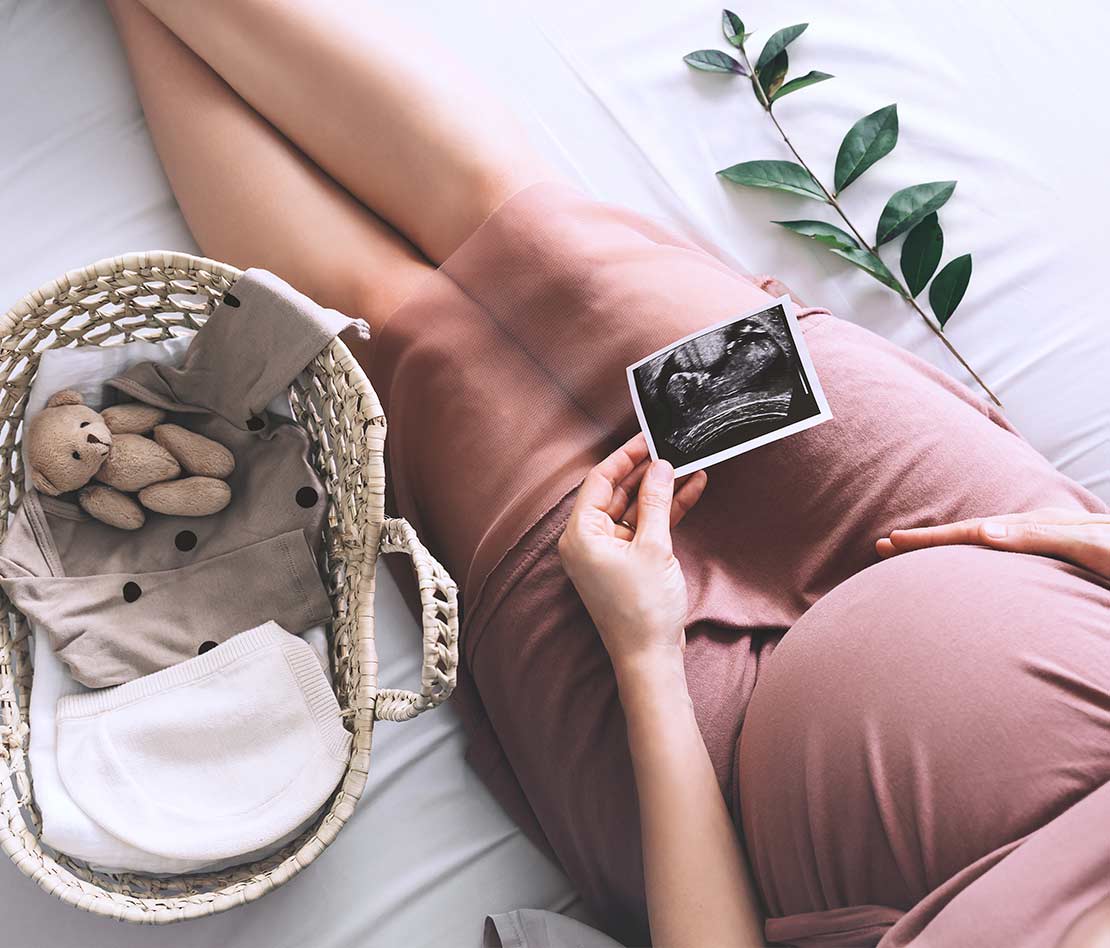 femme enceinte regardant son échographie