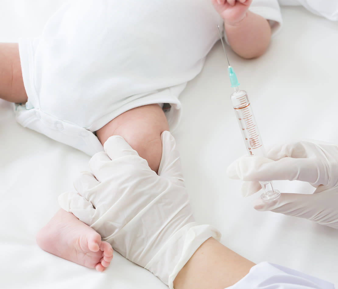 bébé qui va se faire vacciner avec une injection dans la cuisse