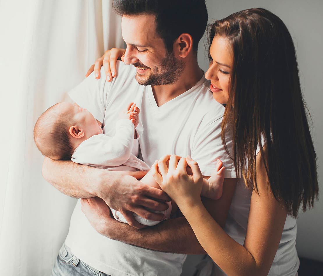 parents avec leur bébé nouveau-né dans les bras