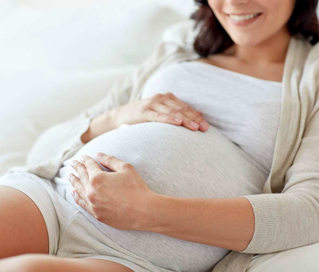 femme enceinte touchant son ventre pendant la grossesse