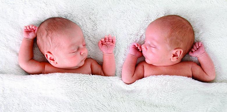 Retour à la maison avec des jumeaux