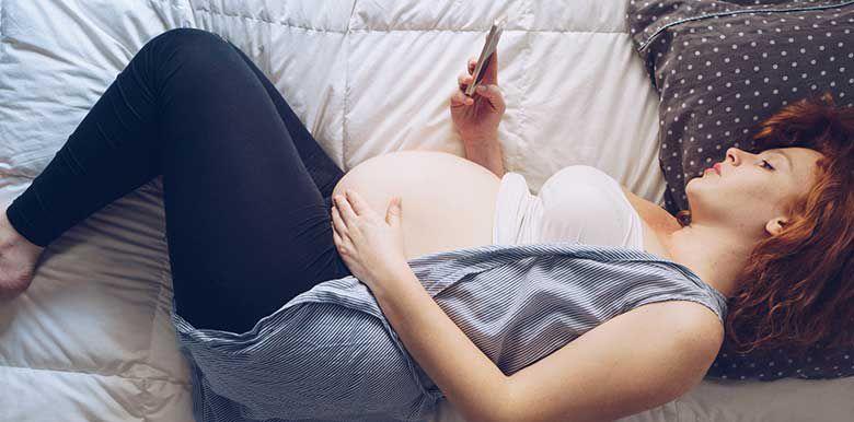 Grossesse alitée : 10 moyens de s’occuper
