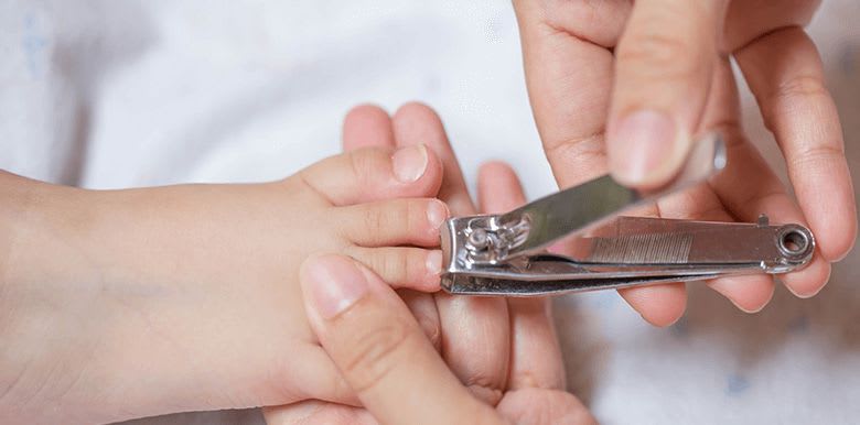 Couper les ongles et cheveux de bébé