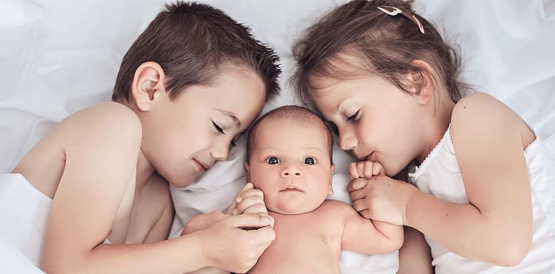 Rivalité dans la fratrie, comment calmer le jeu