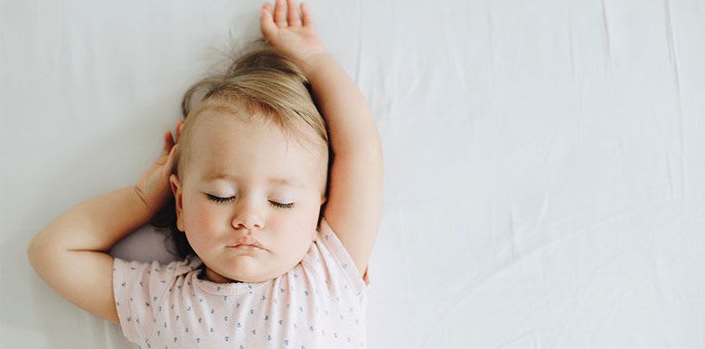 Aider bébé à dormir quand il fait chaud