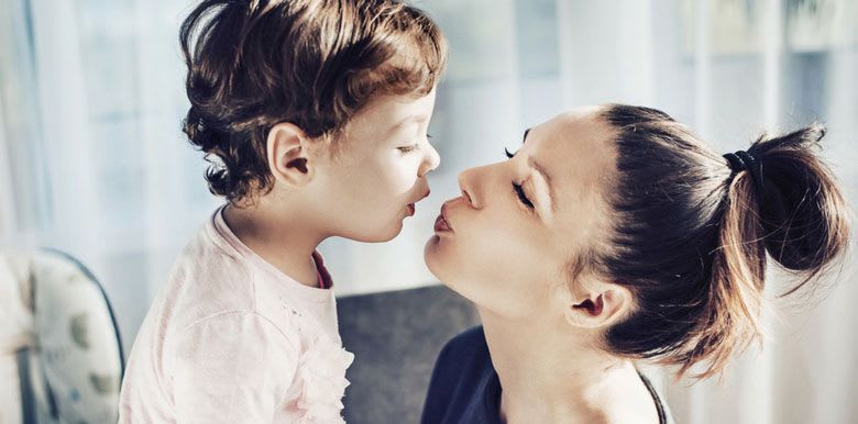 Embrasser son enfant sur la bouche, pour ou contre ?