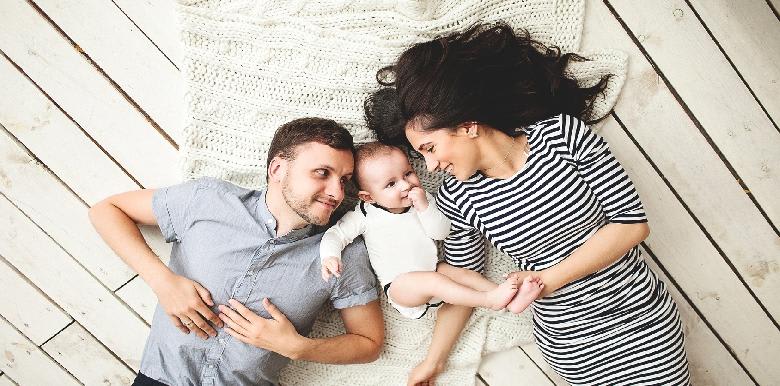 Jouer avec bébé : stimulation et surstimulation