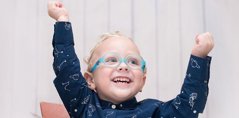 Bébé doit porter des lunettes