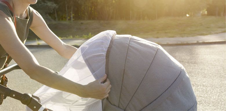 Balade en poussette : les accessoires indispensables pour l'été