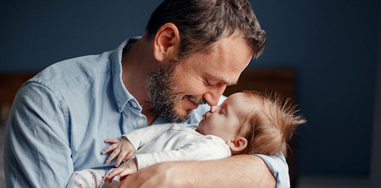 congé paternité 28 jours papa bébé co-parent
