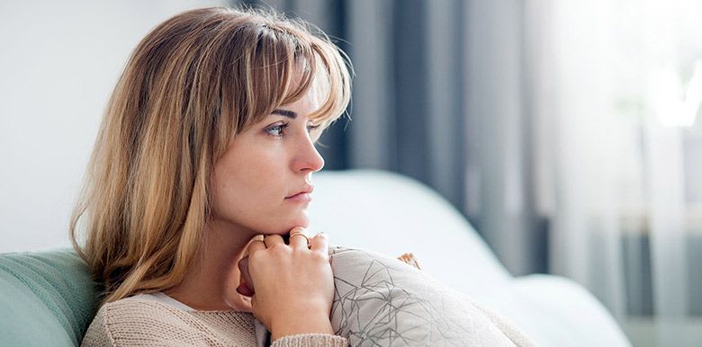 Femme songeuse en pleine réflexion