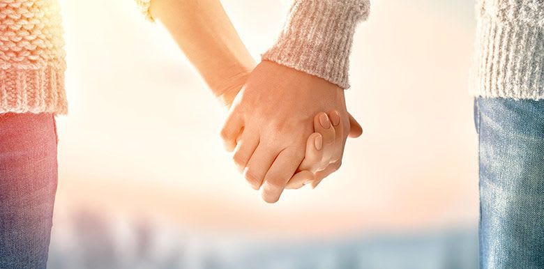 Couple qui se tient la main.