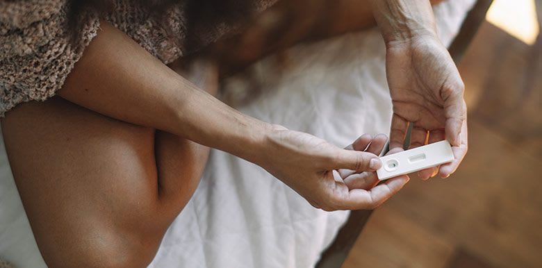 Couple déçu qui regarde le résultat d'un test de grossesse