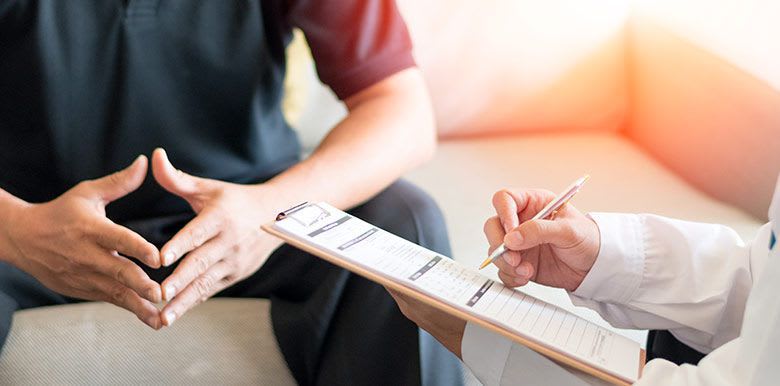 Homme en rendez-vous médical