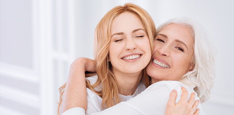 Une femme et sa mère se prennet dans les bras