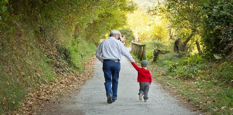 Choisir papi et mamie comme nounou de mon enfant : bonne ou mauvaise idée ?