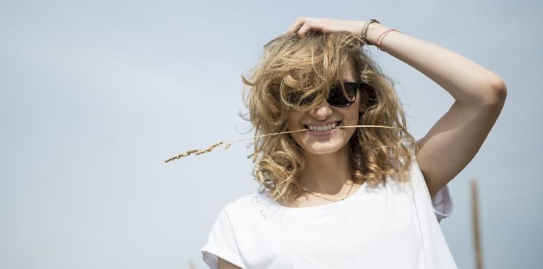 Je perds mes cheveux : le double effet Kiss-cool de l'accouchement