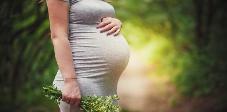 Fin de grossesse en plein été : trucs et astuces pour rester au top