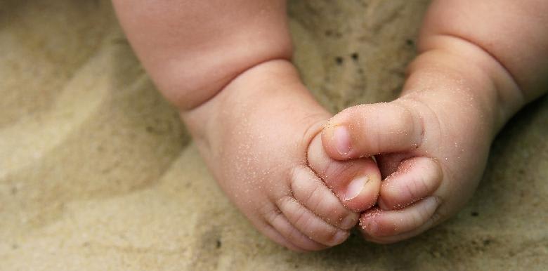 La première fois de bébé à la plage