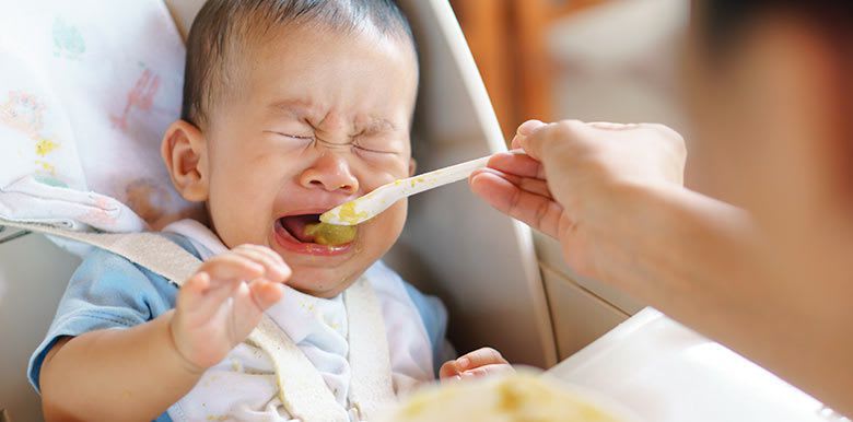 Mon enfant refuse de manger : je fais quoi ?
