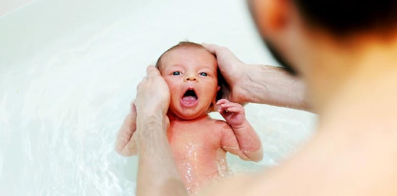 Pourquoi laver bébé?