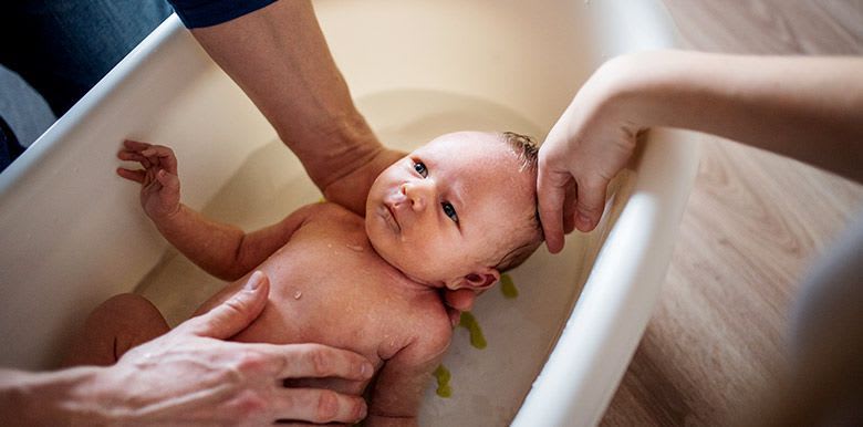 bébé dans sa baignoire pour le bain en toute sécurité