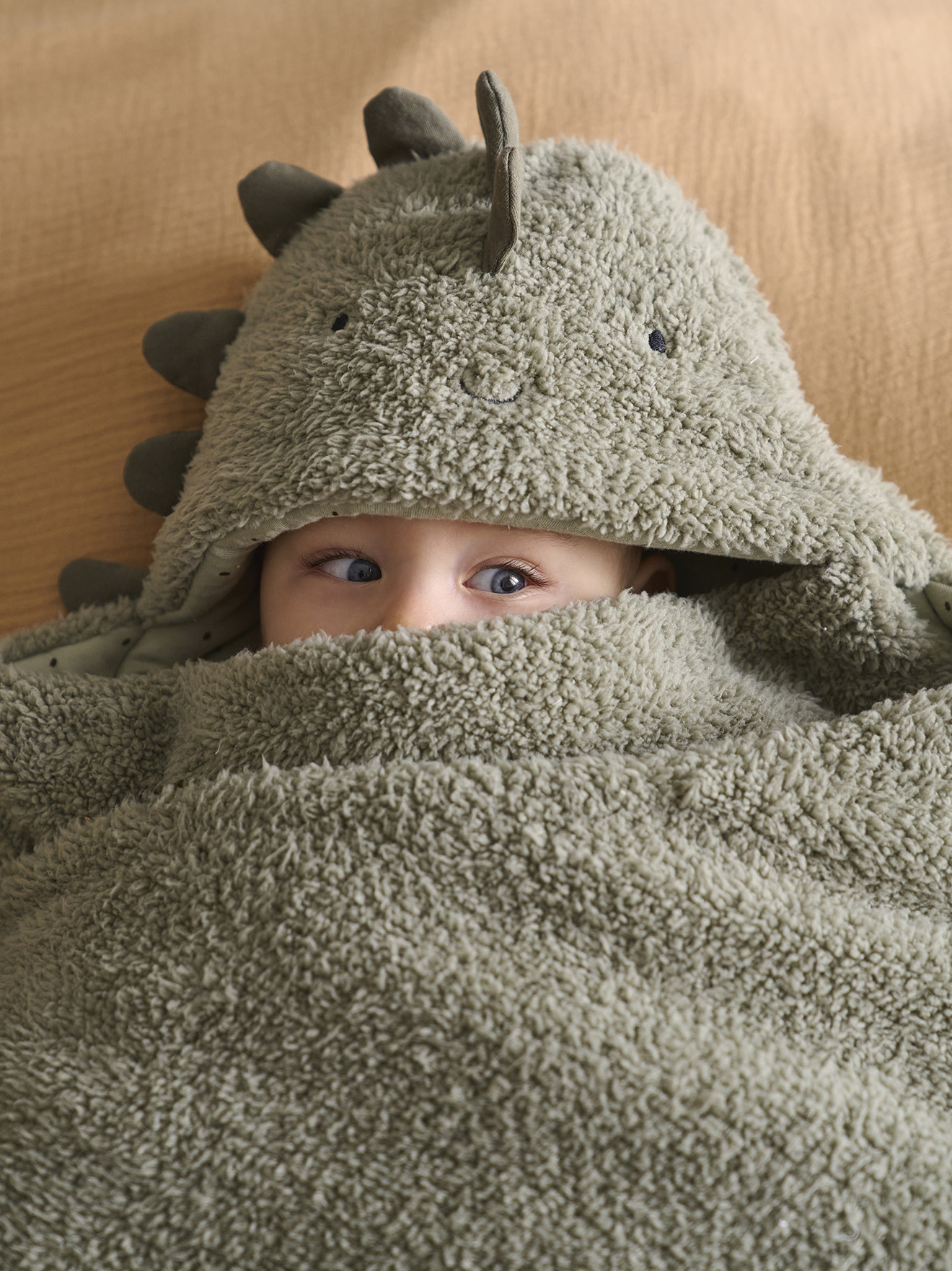 bébé se cache sous la serviette en hiver