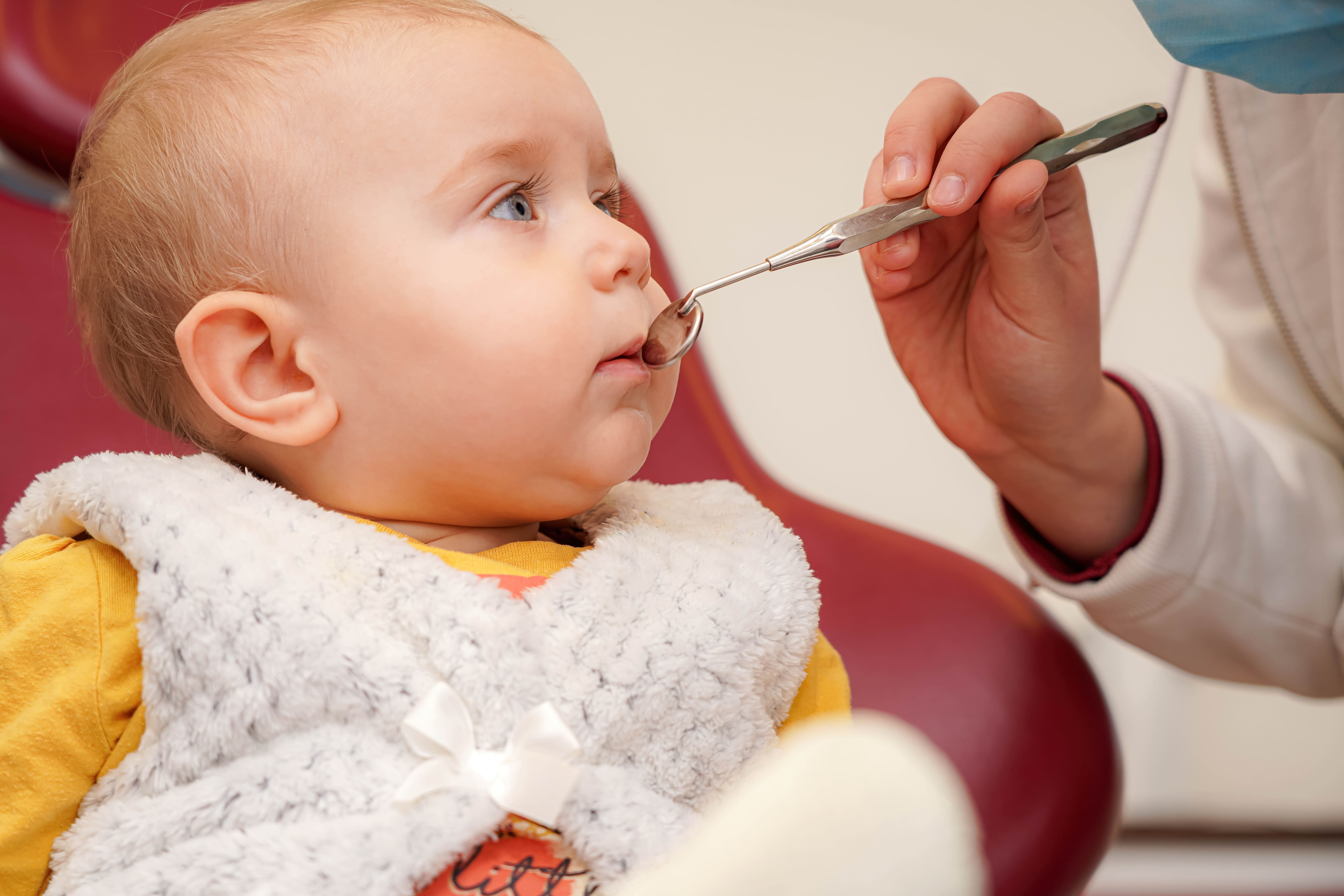 bebe chez le dentiste