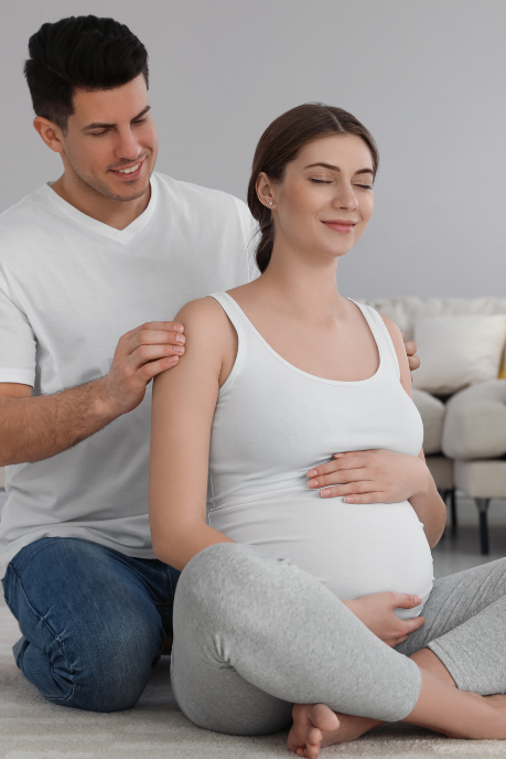 maman sur un ballon et co parent derrière elle