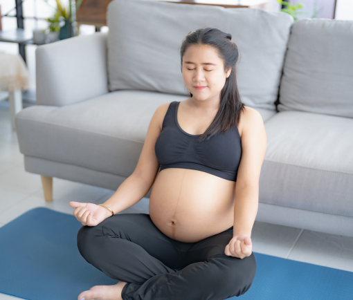 femme enceinte se détend et médite