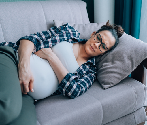 femme allongée triste sur canapé