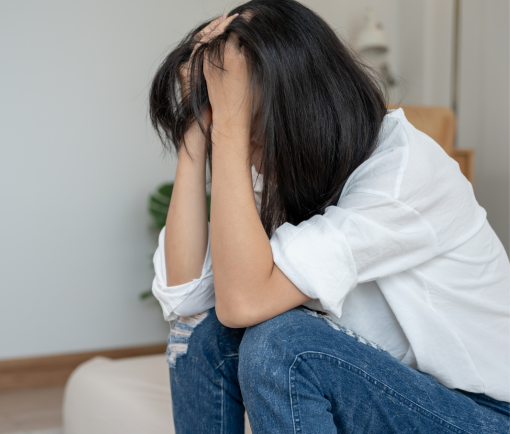 femme tête dans les mains