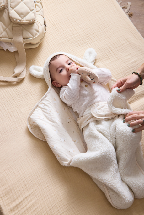 bébé dans une combinaison pour sortir dans le froid