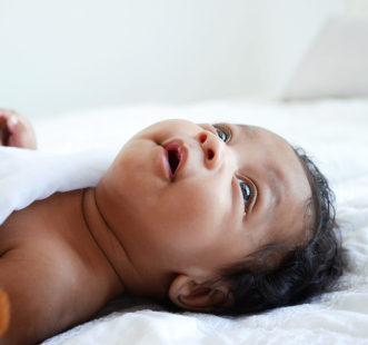 bébé dort dans son lit sous les
