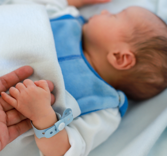 bébé qui dort dans des draps blancs