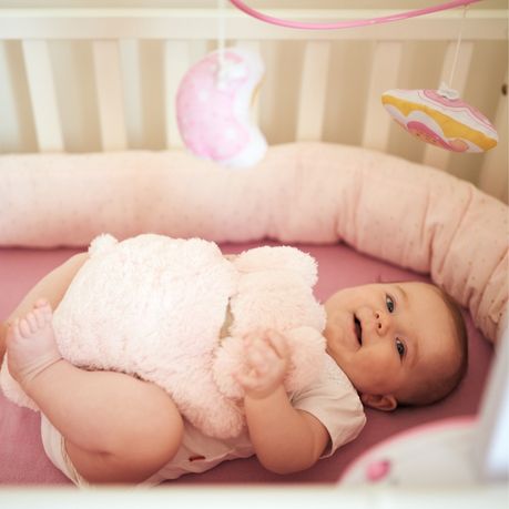 bebe allonge dans son lit